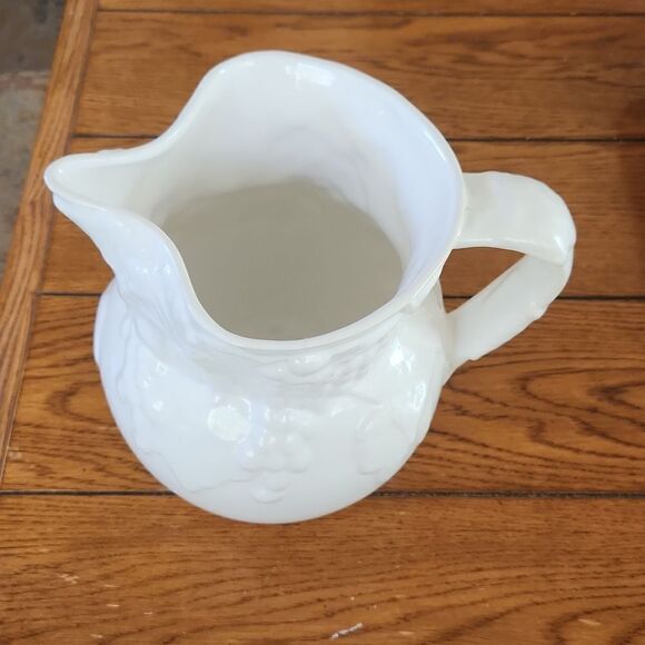 White grapes and leaves pottery pitcher made in Portugal - Picture 3 of 8